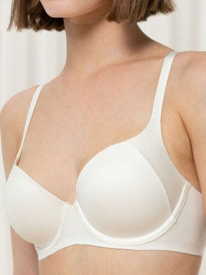 BIUSTONOSZ TRIUMPH BODY MAKE-UP SOFT TOUCH WP EX